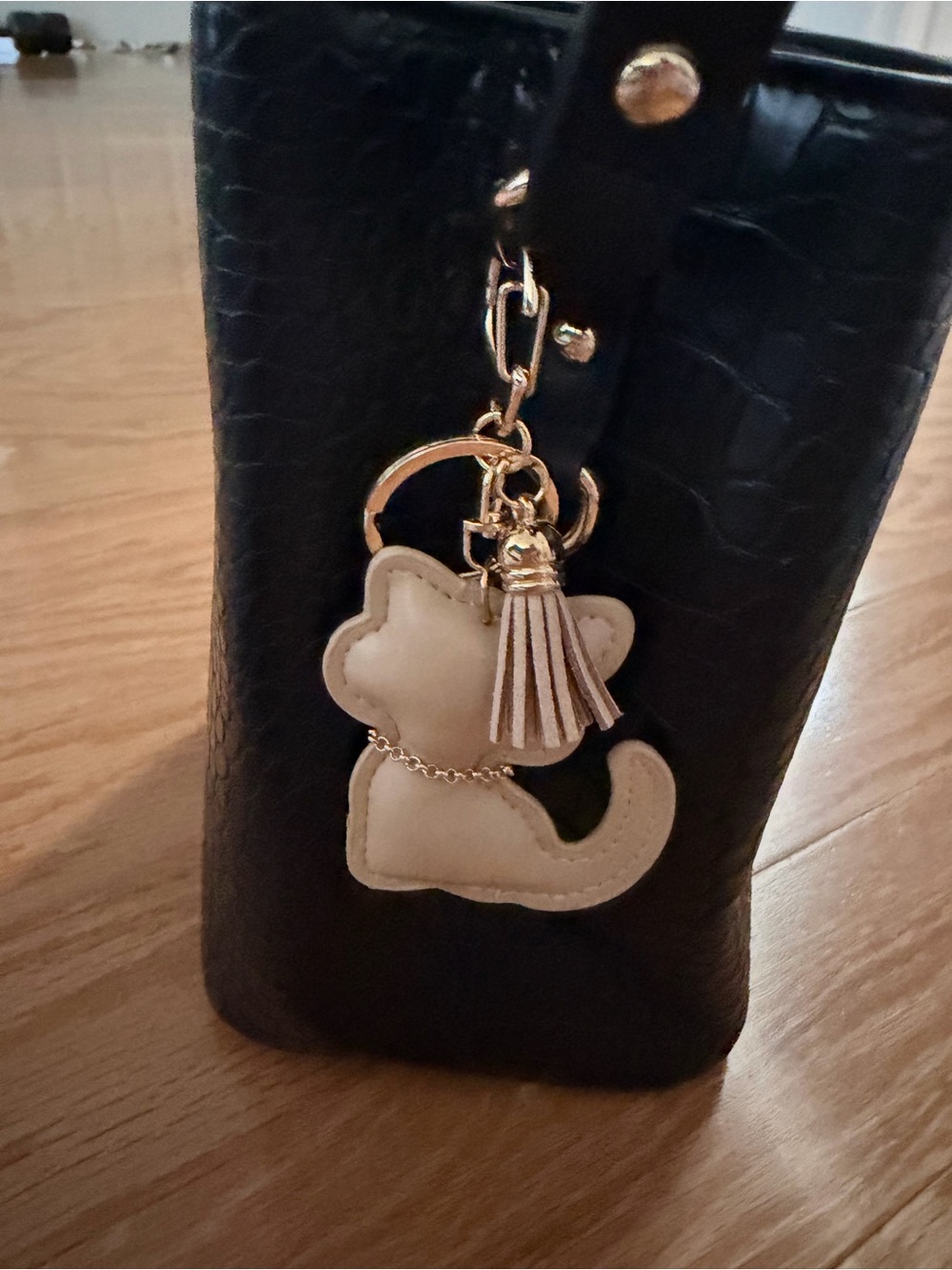 Source Unknown Cream Cat Keychain with Gold Tassel Charm